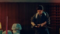 「コロロ」新CM「居合斬り」編のワンシーン。