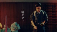 「コロロ」新CM「居合斬り」編のワンシーン。