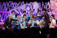 なにわ男子と横山裕、大倉忠義、ダウンタウン。 (c)フジテレビ