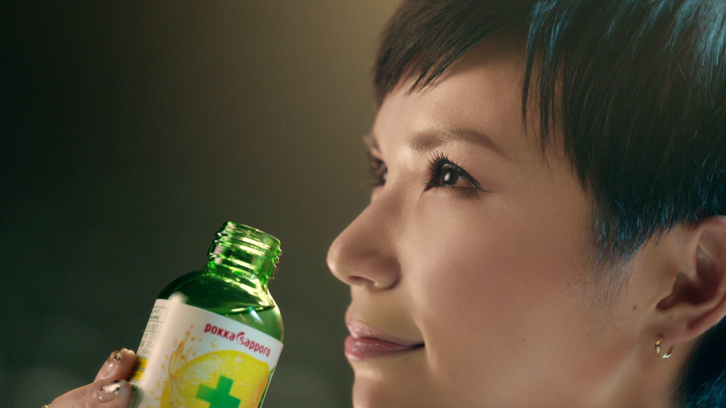 ポッカサッポロ「キレートレモン」の新テレビCM「さぁ、ここからだ。」編のワンシーン。