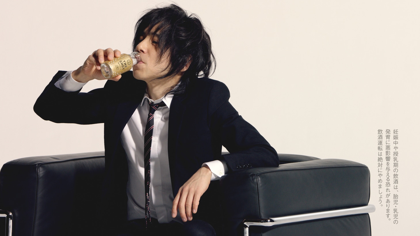 人気画像10位は「エレカシ宮本浩次、月桂冠新CMで新曲『going my way』披露」より、「THE SHOT」テレビCM「マイウェイでいこうぜ篇」のワンシーン。