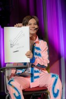 「つめをきりスケ」を笑顔で見せるカイ。背中には「上手に切ってね」のメッセージ入り。