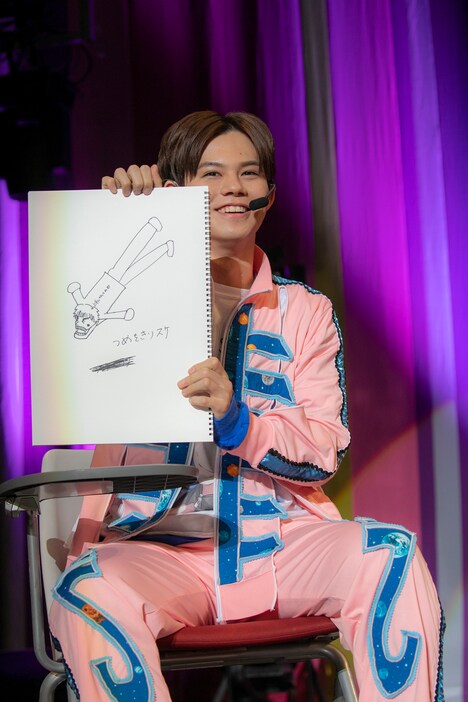 「つめをきりスケ」を笑顔で見せるカイ。背中には「上手に切ってね」のメッセージ入り。