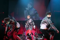 「Booster」のユーキ（中央）。