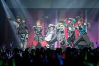 「ギラギラ戦隊 超トッキュウジャー」のポーズを決める超特急。