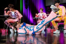 家で飼うハムスターの「かわいいエサの食べ方」を再現するカイ（手前）。