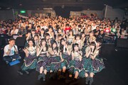「アイドルカレッジ ベスト オブ ミュージック2019 ～神曲カウントダウン！全72曲の頂点はどれだ!?～」で撮影された記念写真。（撮影：古川朋久）
