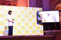 新CMの初披露を見届ける糸原美波。