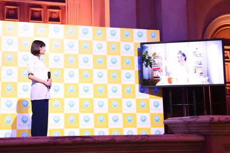 新CMの初披露を見届ける糸原美波。