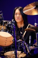 菊地英二（Dr）（撮影：三吉ツカサ［Showcase］）