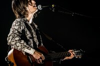 光村龍哉（Vo, G）（撮影：上飯坂一）