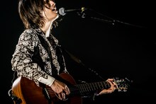 光村龍哉（Vo, G）（撮影：上飯坂一）