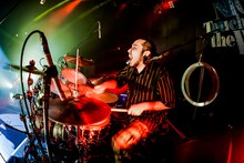 対馬祥太郎（Dr）（撮影：上飯坂一）