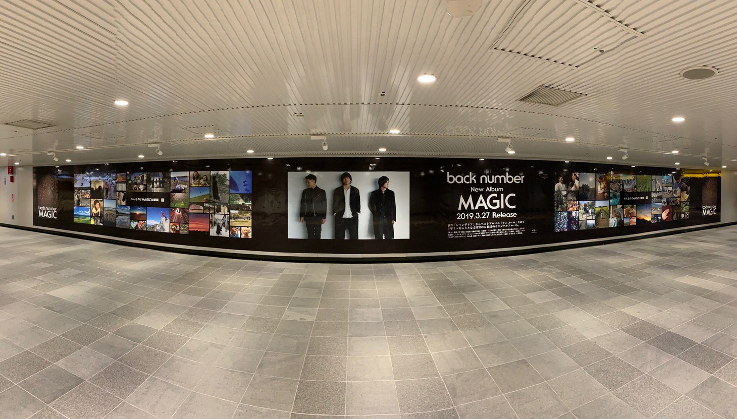 「MAGIC PHOTO CAMPAIGN」の大型ポスターボード。