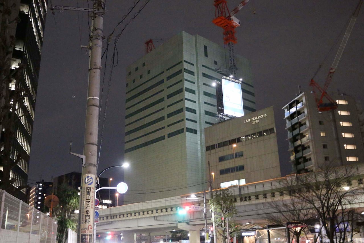 当時J-WAVEが入っていた西麻布三井ビルは現在解体工事が進んでいる。J-WAVEはその後、六本木ヒルズへと移転。