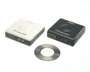 1988年(昭和63年)4月に登場した8cmCD(シングル盤)専用プレイヤー、ソニー「CDウォークマン(R) D-82」。デジタル時代の幕開けであった。(c)ソニー株式会社