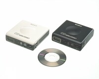 1988年（昭和63年）4月に登場した8cmCD（シングル盤）専用プレイヤー、ソニー「CDウォークマン(R) D-82」。デジタル時代の幕開けであった。(c)ソニー株式会社