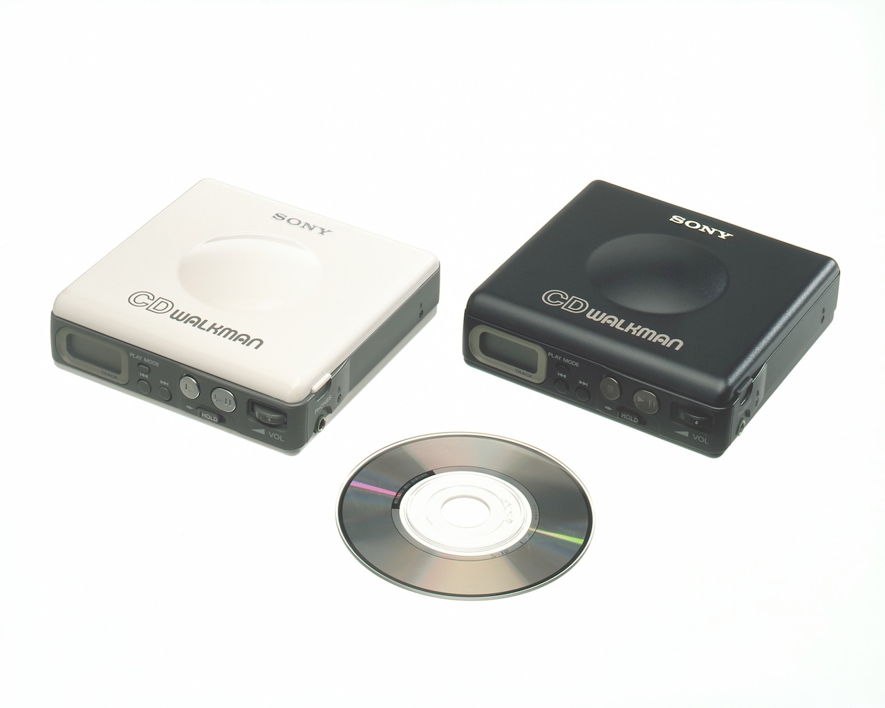 1988年(昭和63年)4月に登場した8cmCD(シングル盤)専用プレイヤー、ソニー「CDウォークマン(R) D-82」。デジタル時代の幕開けであった。(c)ソニー株式会社