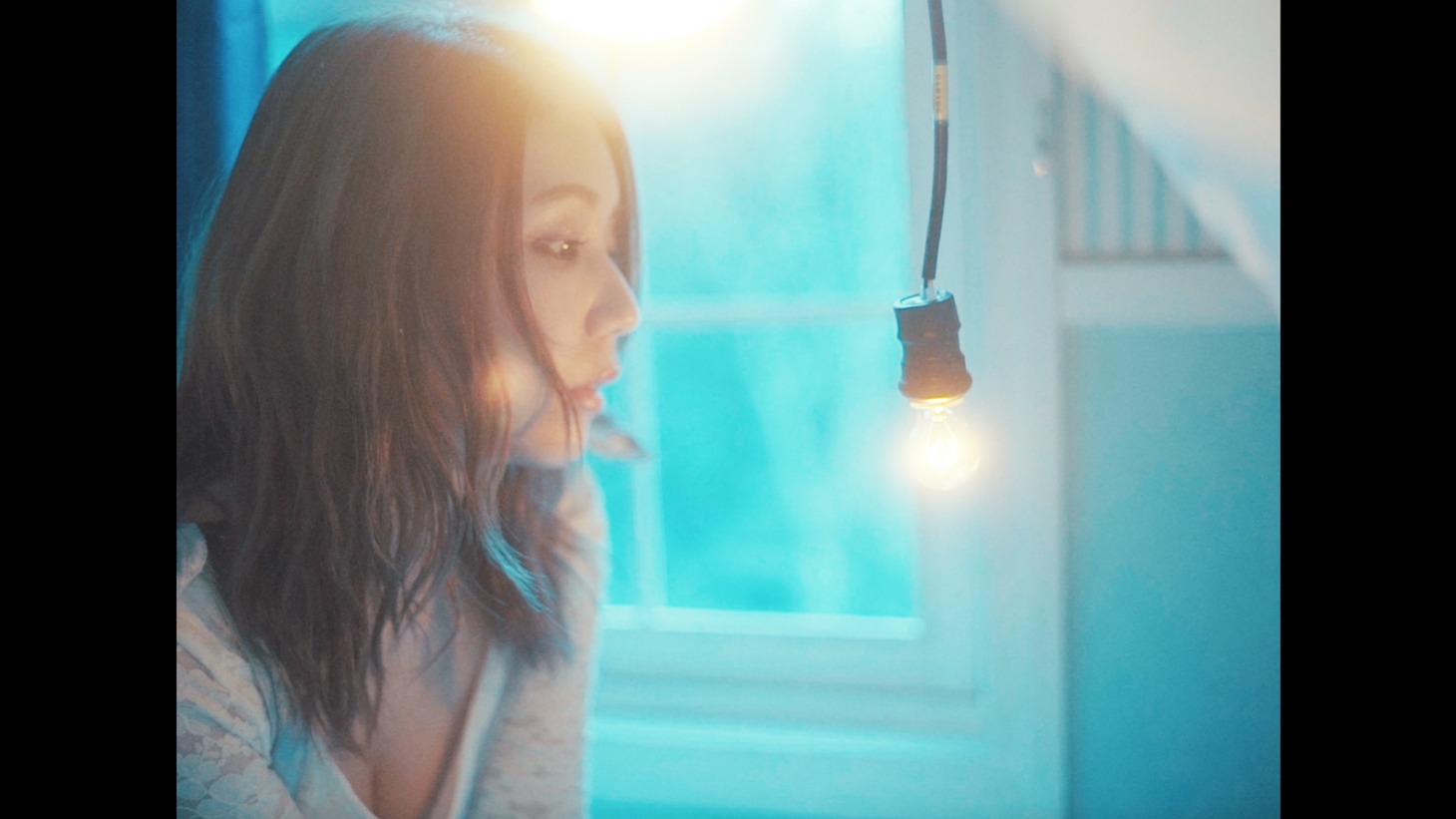 SCANDAL「まばたき」ミュージックビデオより。