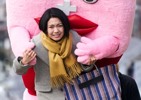 映画「生理ちゃん」のワンシーン。 (c)吉本興業 (c)小山健 / KADOKAWA