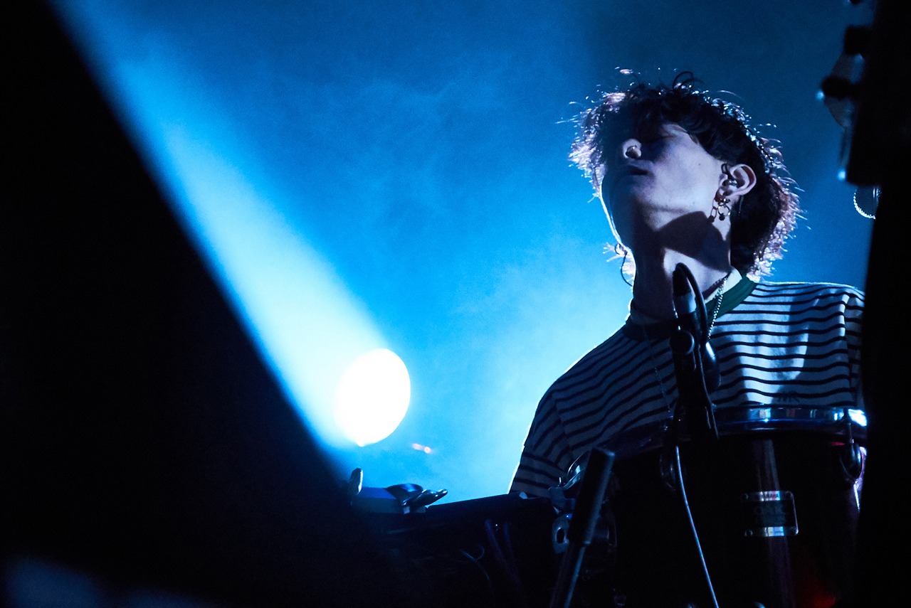 藤本夏樹（Dr / Tempalay）（Photo by Yoshiaki Miura）