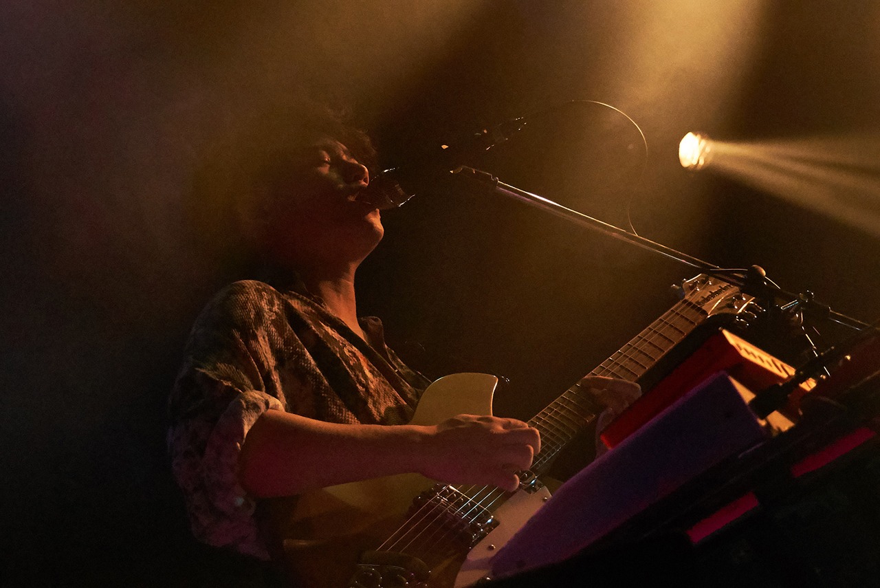 Yuto Uchino（Vo, G, Syn / The fin.）（Photo by Yoshiaki Miura）