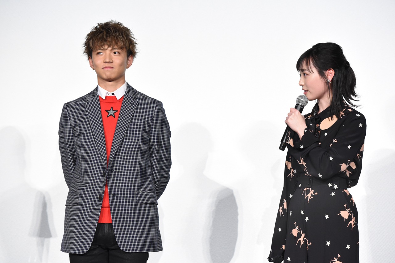 福原遥（右）に褒められる佐藤大樹（左）。