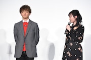 福原遥(右)に褒められる佐藤大樹(左)。