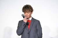 福原遥に褒められて照れる佐藤大樹。