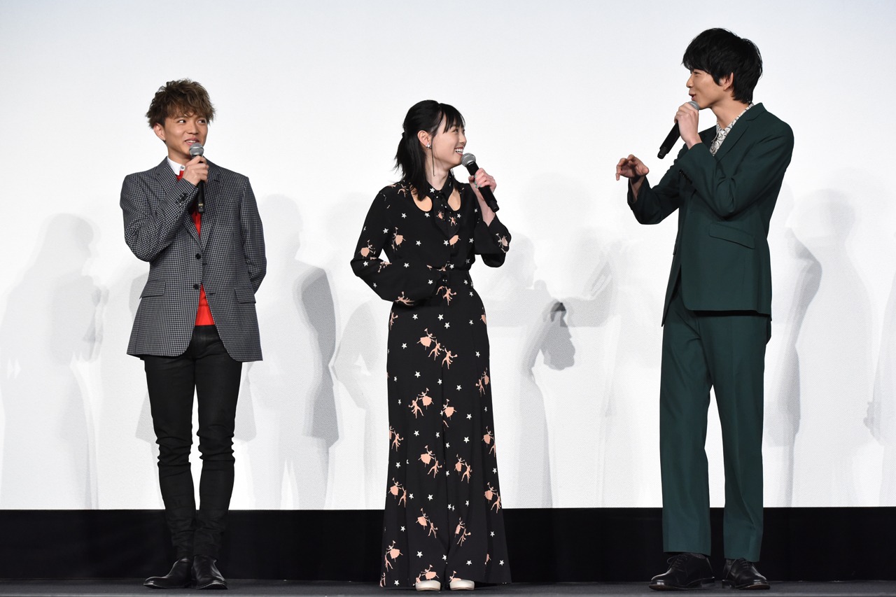 左から佐藤大樹、福原遥、鈴木仁。
