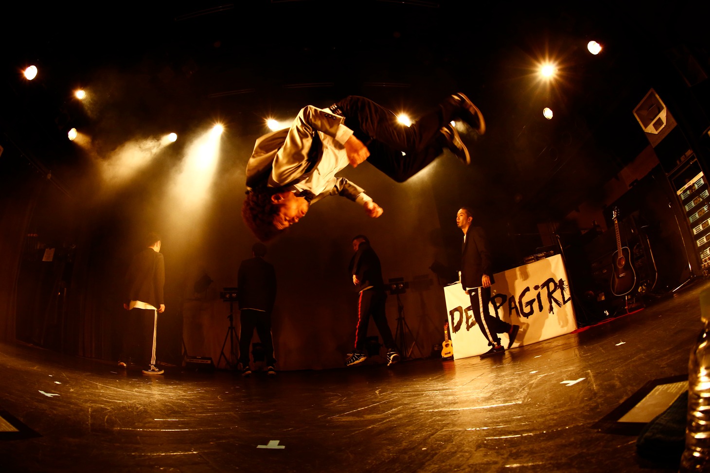 バク宙で登場するnicecream。（撮影：伊藤麻矢）