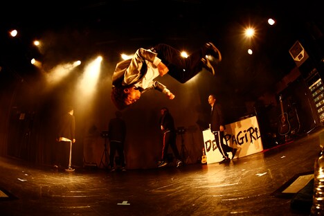 バク宙で登場するnicecream。（撮影：伊藤麻矢）