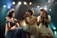 おニャン子クラブ「避暑地の森の天使たち」を披露する星里奈、我妻桃実、塩野虹。