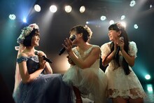 おニャン子クラブ「避暑地の森の天使たち」を披露する星里奈、我妻桃実、塩野虹。