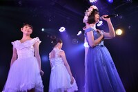Qlair「パジャマでドライブ」を披露する星里奈、吉田万葉、井上姫月。