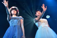 渡辺満里奈「ちいさなBreakin' my heart」を披露する星里奈、我妻桃実。