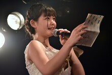 星里奈への手紙を読み上げる我妻桃実。