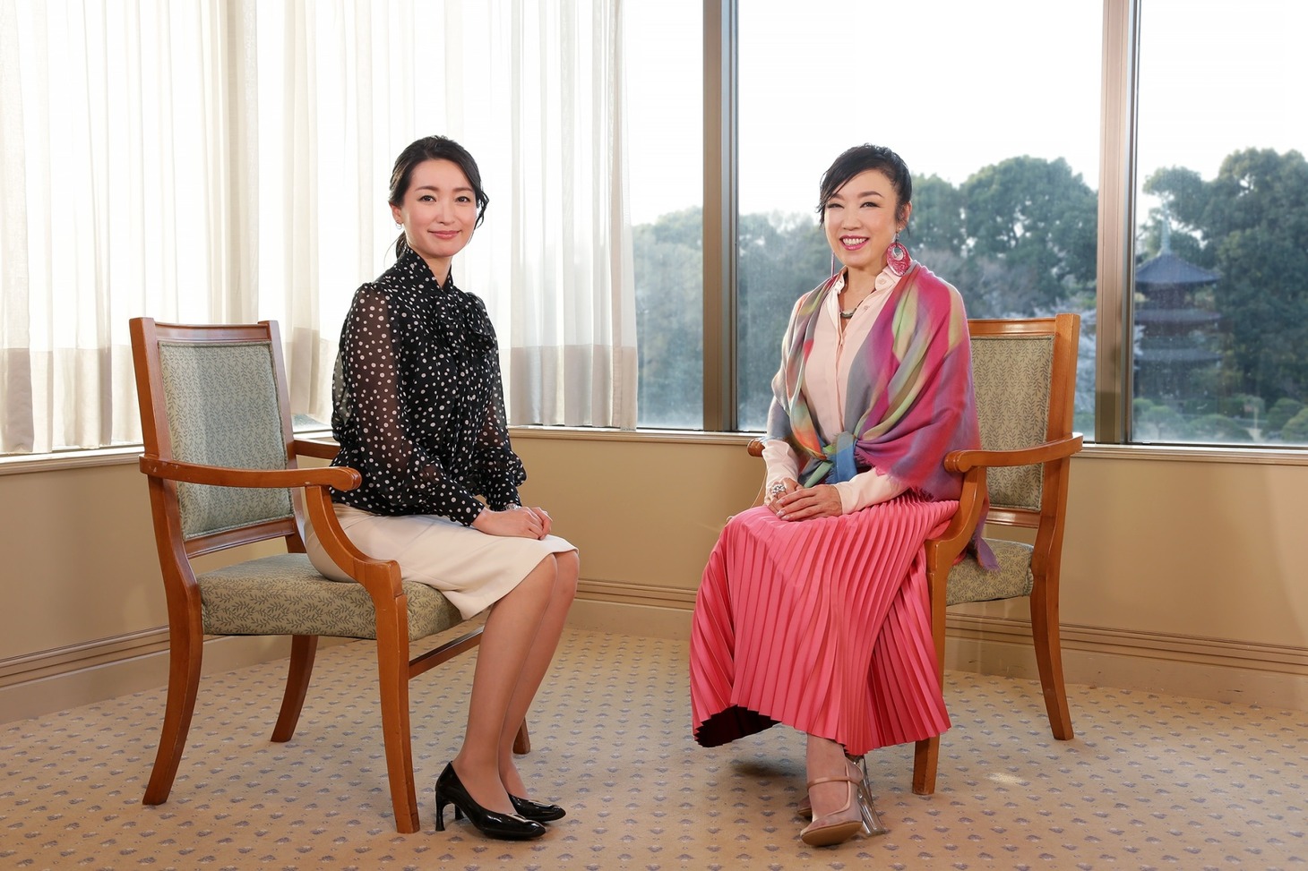 左から大江麻理子キャスター、松任谷由実。 (c)テレビ東京