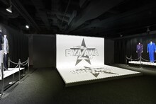 展示会「俺 矢沢永吉」ライブ映像上映イメージ