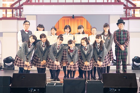左から担任の森ハヤシ、さくら学院、校長の倉本美津留。（写真提供：アミューズ）