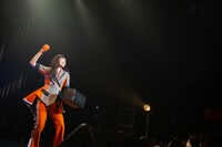 客席にボールを放り込む柏木ひなた。