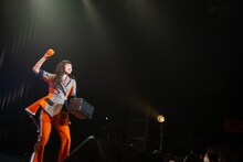 客席にボールを放り込む柏木ひなた。