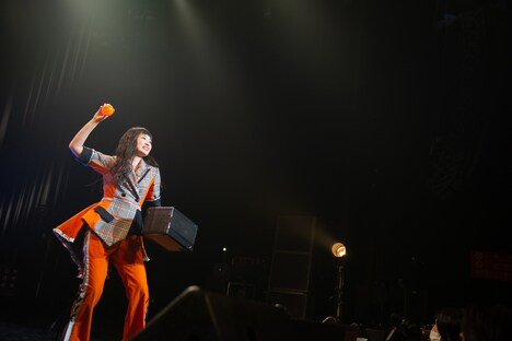 客席にボールを放り込む柏木ひなた。