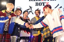 メジャーデビューを発表し、ファンの前で円陣を初披露するBALLISTIK BOYZ。