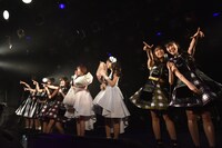 辛党に挨拶するももいろクローバーZと私立恵比寿中学の真山りか、安本彩花。