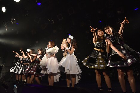 辛党に挨拶するももいろクローバーZと私立恵比寿中学の真山りか、安本彩花。