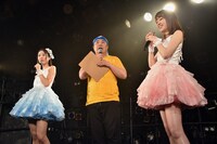 左から松尾寧夏、堤下敦（インパルス）、栗田萌。