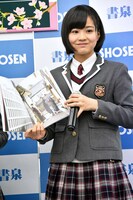 写真集のお気に入りのカットを見せる新谷ゆづみ。