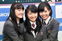 左から麻生真彩、日高麻鈴、新谷ゆづみ。