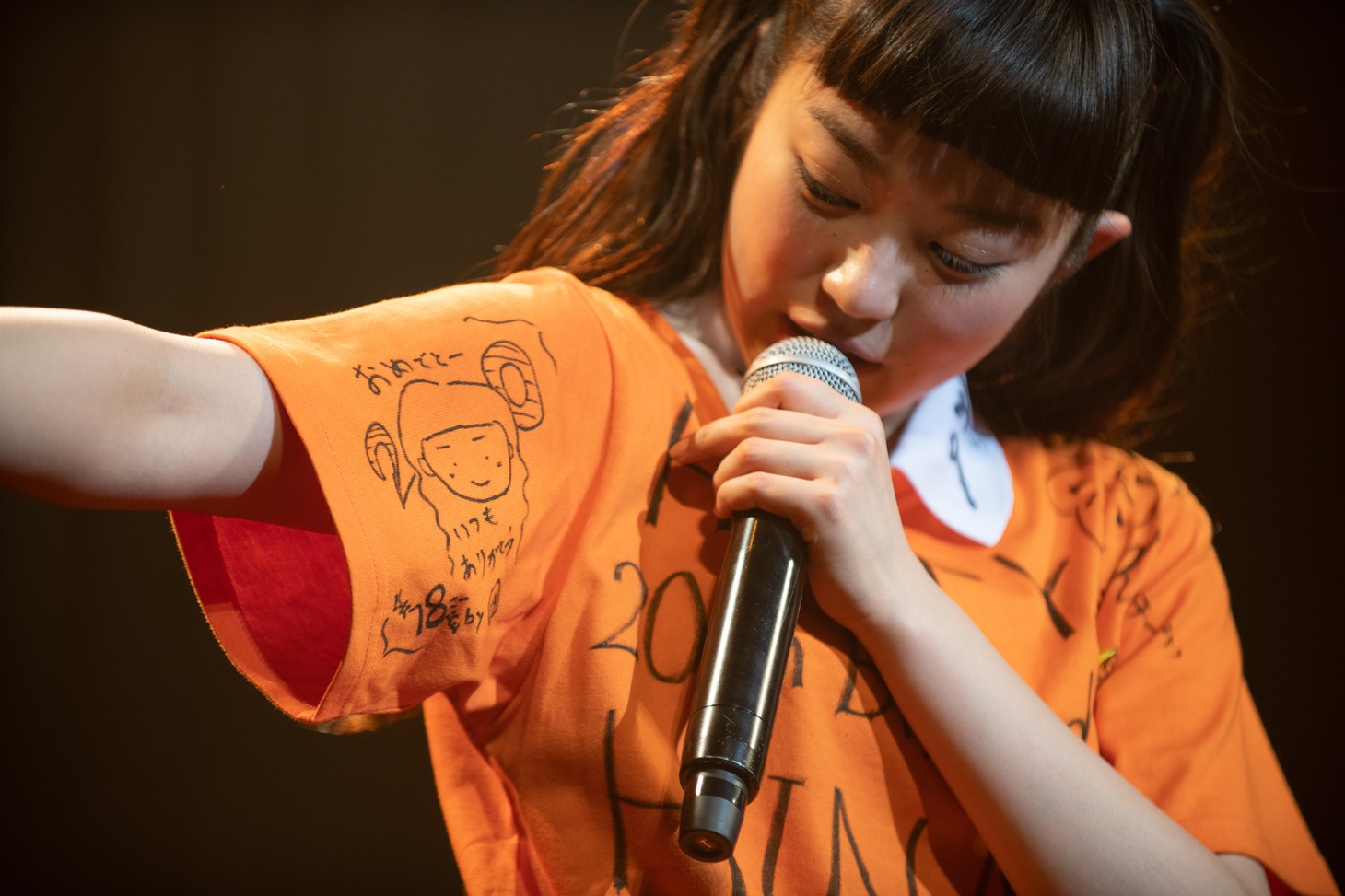 エビ中メンバー・小林歌穂のイラストとメッセージを紹介する柏木ひなた。